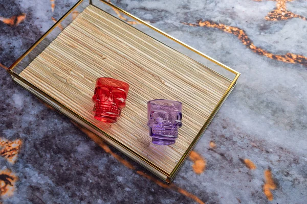 Koyu mermer arka planda günlük ev aletleri