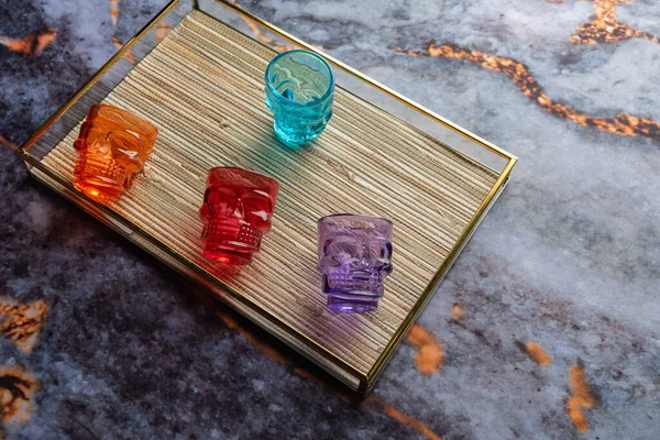 Koyu mermer arka planda günlük ev aletleri