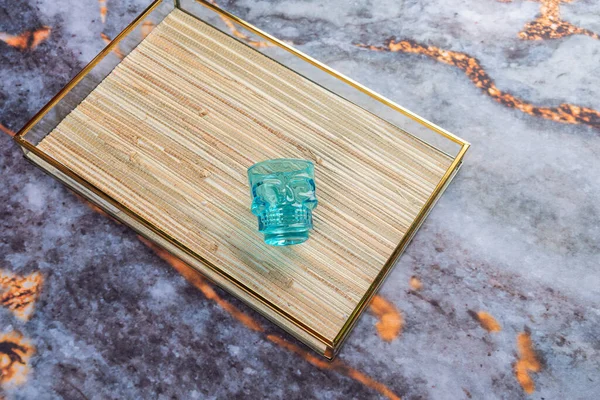 Koyu mermer arka planda günlük ev aletleri