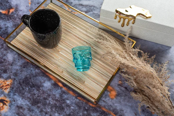 Koyu mermer arka planda günlük ev aletleri