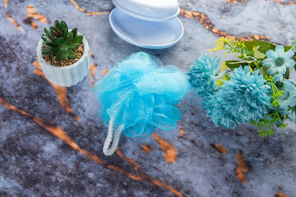 Koyu mermer arka planda her gün banyo aletleri