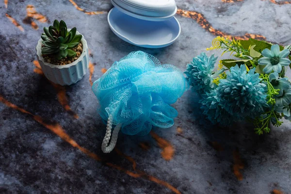 Koyu mermer arka planda her gün banyo aletleri