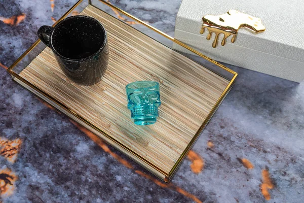 Koyu mermer arka planda günlük ev aletleri