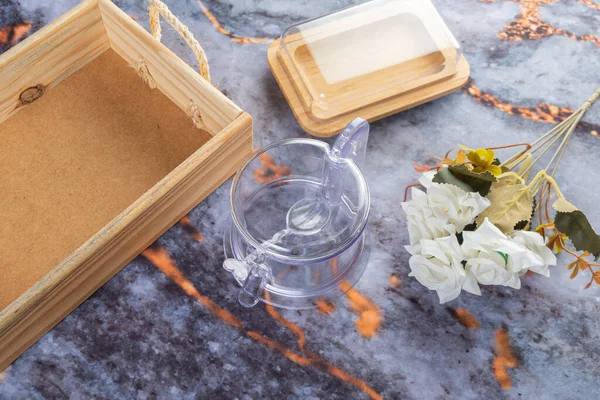 Koyu mermer arka planda günlük ev aletleri