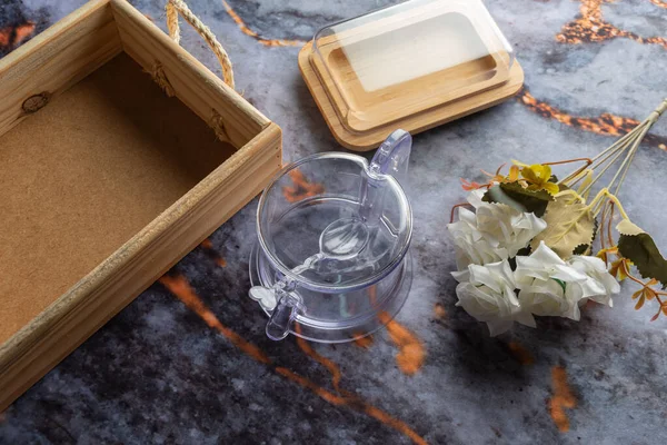 Koyu mermer arka planda günlük ev aletleri