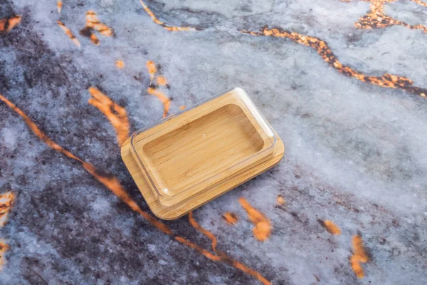 Koyu mermer arka planda günlük ev aletleri