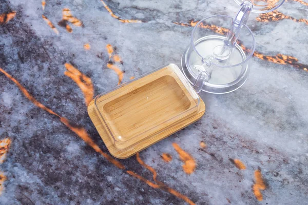 Koyu mermer arka planda günlük ev aletleri