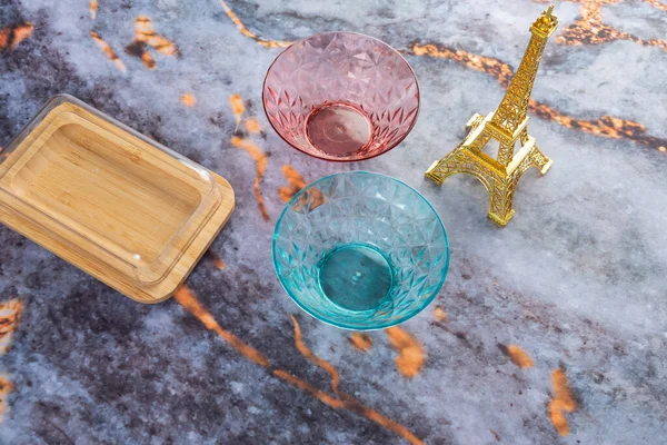 Koyu mermer arka planda günlük ev aletleri