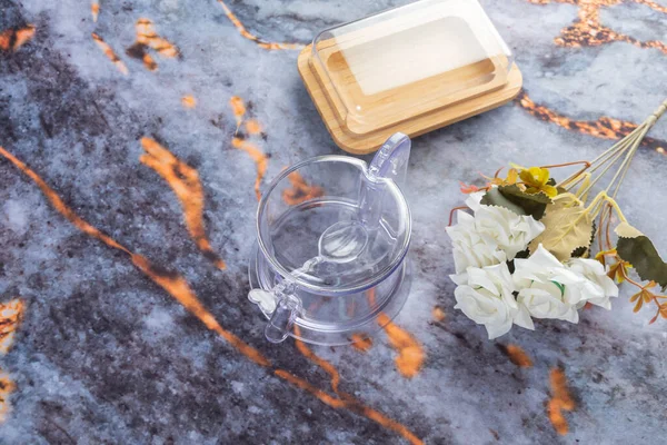 Koyu mermer arka planda günlük ev aletleri