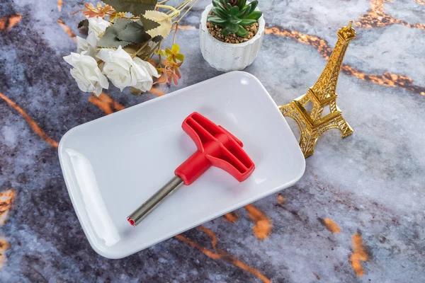 Koyu mermer arka planda günlük ev aletleri