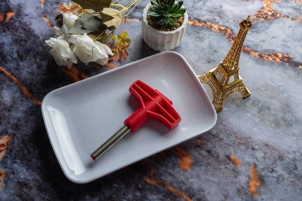 Koyu mermer arka planda günlük ev aletleri