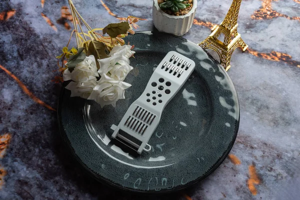 Koyu mermer arka planda günlük ev aletleri