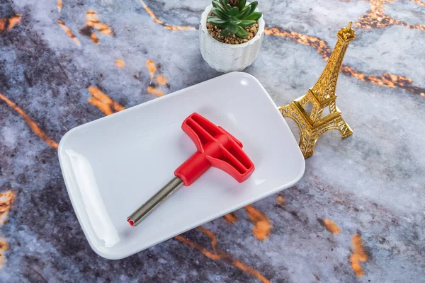 Koyu mermer arka planda günlük ev aletleri