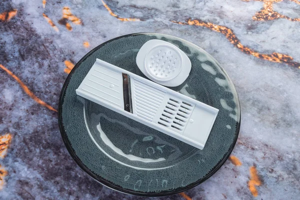 Koyu mermer arka planda günlük ev aletleri