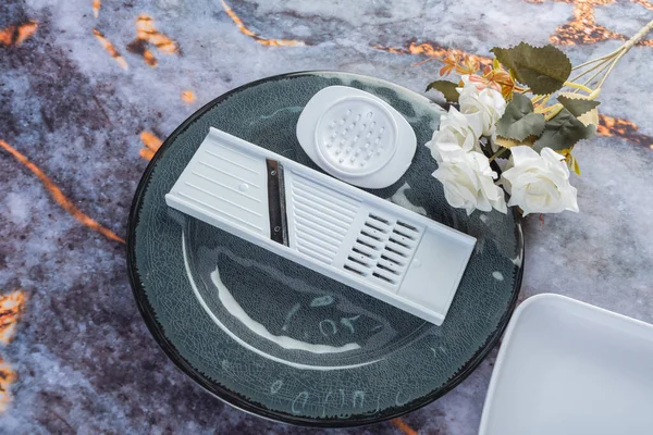 Koyu mermer arka planda günlük ev aletleri