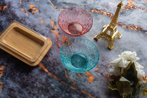 Koyu mermer arka planda günlük ev aletleri