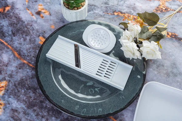 Koyu mermer arka planda günlük ev aletleri