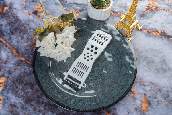 Koyu mermer arka planda günlük ev aletleri