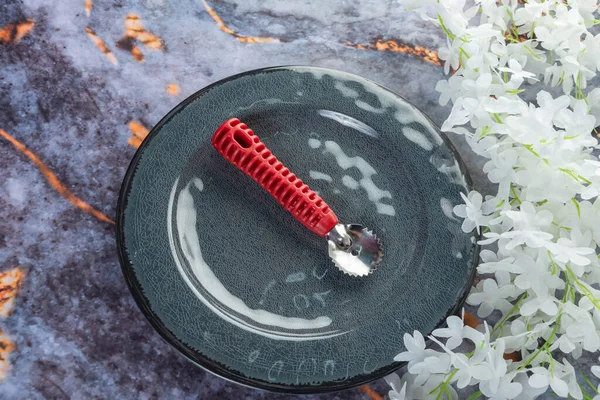 Koyu mermer arka planda günlük ev aletleri