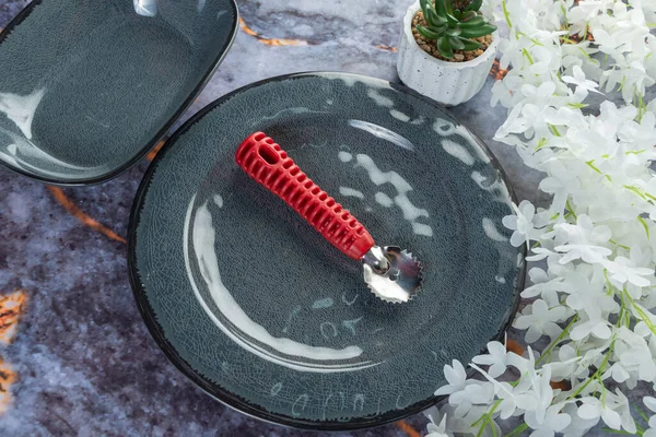 Koyu mermer arka planda günlük ev aletleri