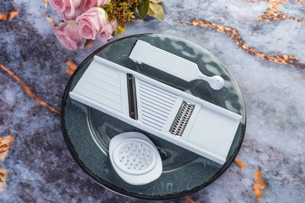 Koyu mermer arka planda günlük ev aletleri