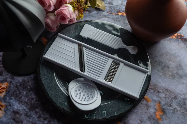 Koyu mermer arka planda günlük ev aletleri