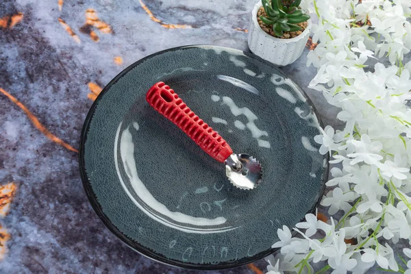 Koyu mermer arka planda günlük ev aletleri