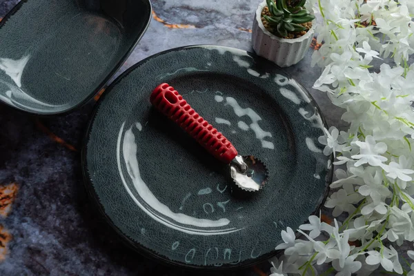 Koyu mermer arka planda günlük ev aletleri