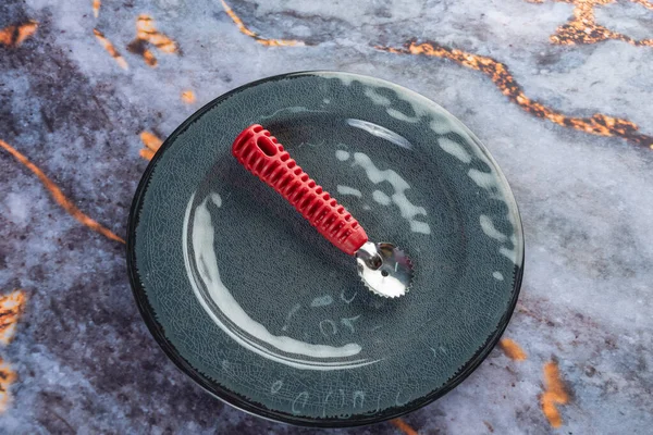 Koyu mermer arka planda günlük ev aletleri