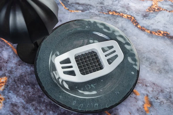 Koyu mermer arka planda günlük ev aletleri