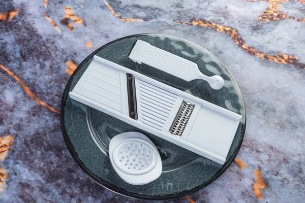 Koyu mermer arka planda günlük ev aletleri