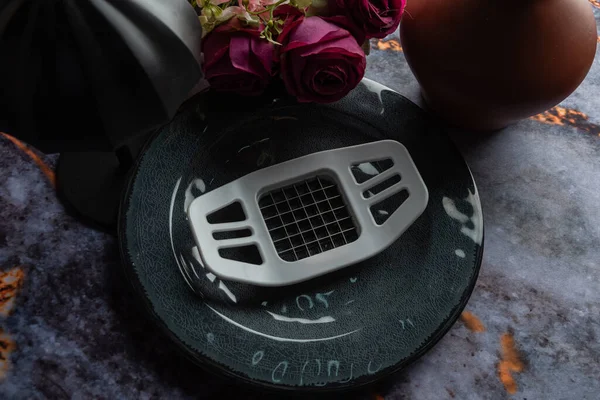 Koyu mermer arka planda günlük ev aletleri