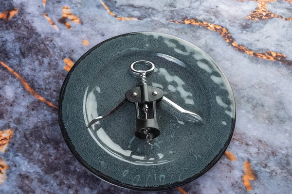 Koyu mermer arka planda günlük ev aletleri