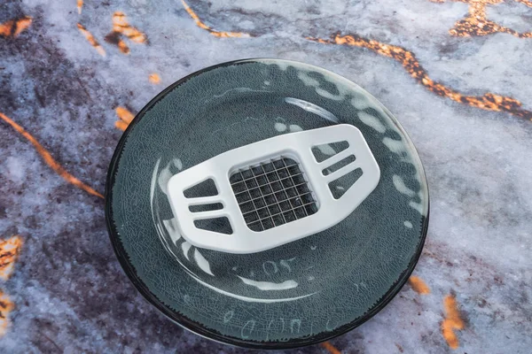 Koyu mermer arka planda günlük ev aletleri