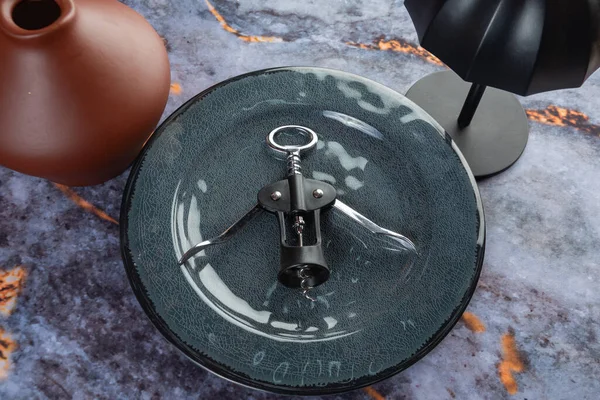 Koyu mermer arka planda günlük ev aletleri