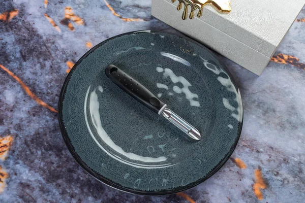 Koyu mermer arka planda günlük ev aletleri