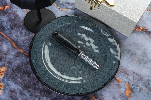 Koyu mermer arka planda günlük ev aletleri