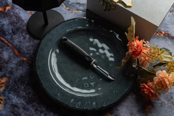 Koyu mermer arka planda günlük ev aletleri