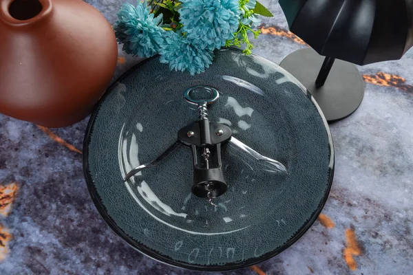 Koyu mermer arka planda günlük ev aletleri