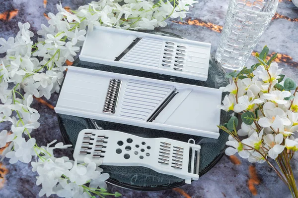 Koyu mermer arka planda günlük ev aletleri