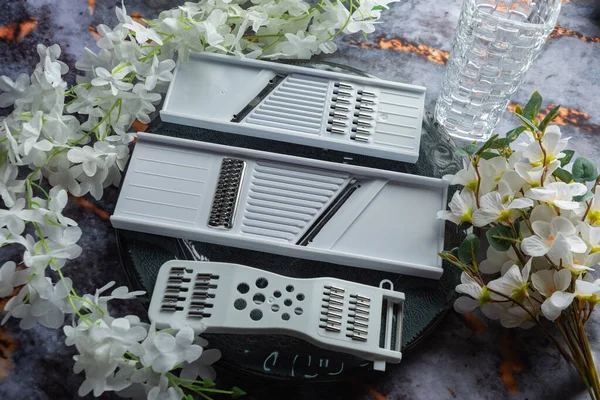 Koyu mermer arka planda günlük ev aletleri