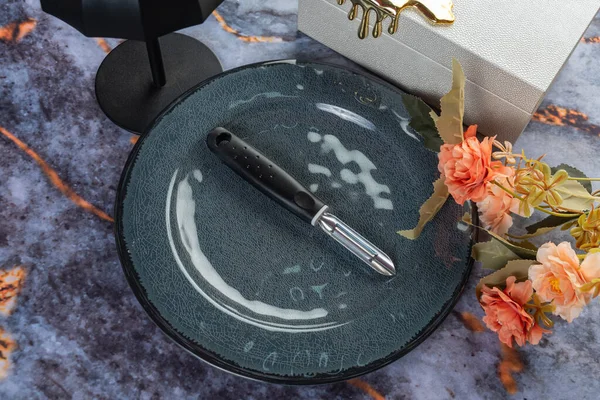 Koyu mermer arka planda günlük ev aletleri