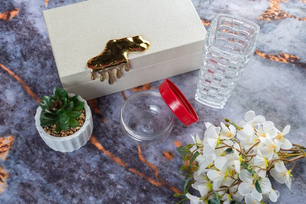 Koyu mermer arka planda günlük ev aletleri