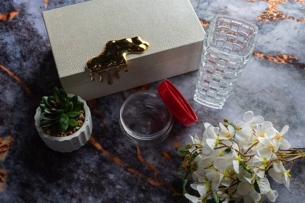 Koyu mermer arka planda günlük ev aletleri