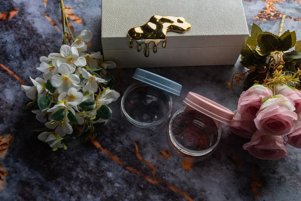 Koyu mermer arka planda günlük ev aletleri