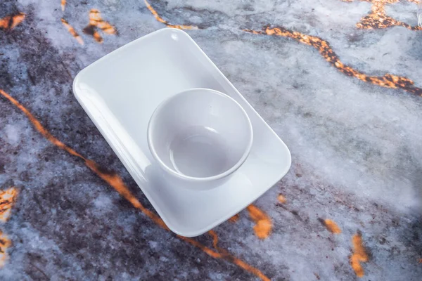 Koyu mermer arka planda günlük ev aletleri