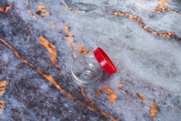 Koyu mermer arka planda günlük ev aletleri