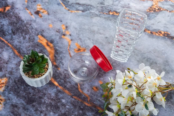 Koyu mermer arka planda günlük ev aletleri