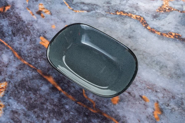 Koyu mermer arka planda günlük ev aletleri