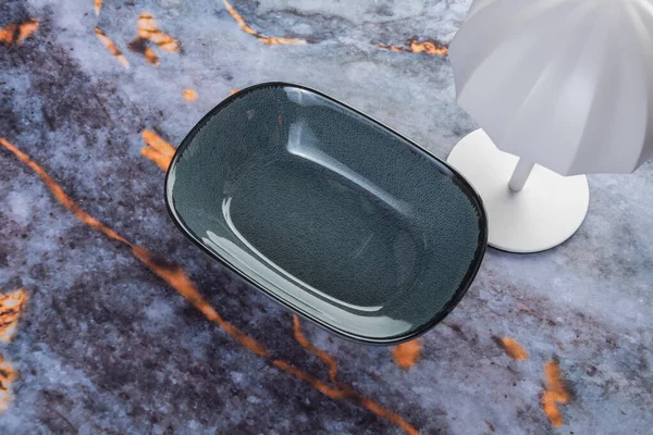 Koyu mermer arka planda günlük ev aletleri